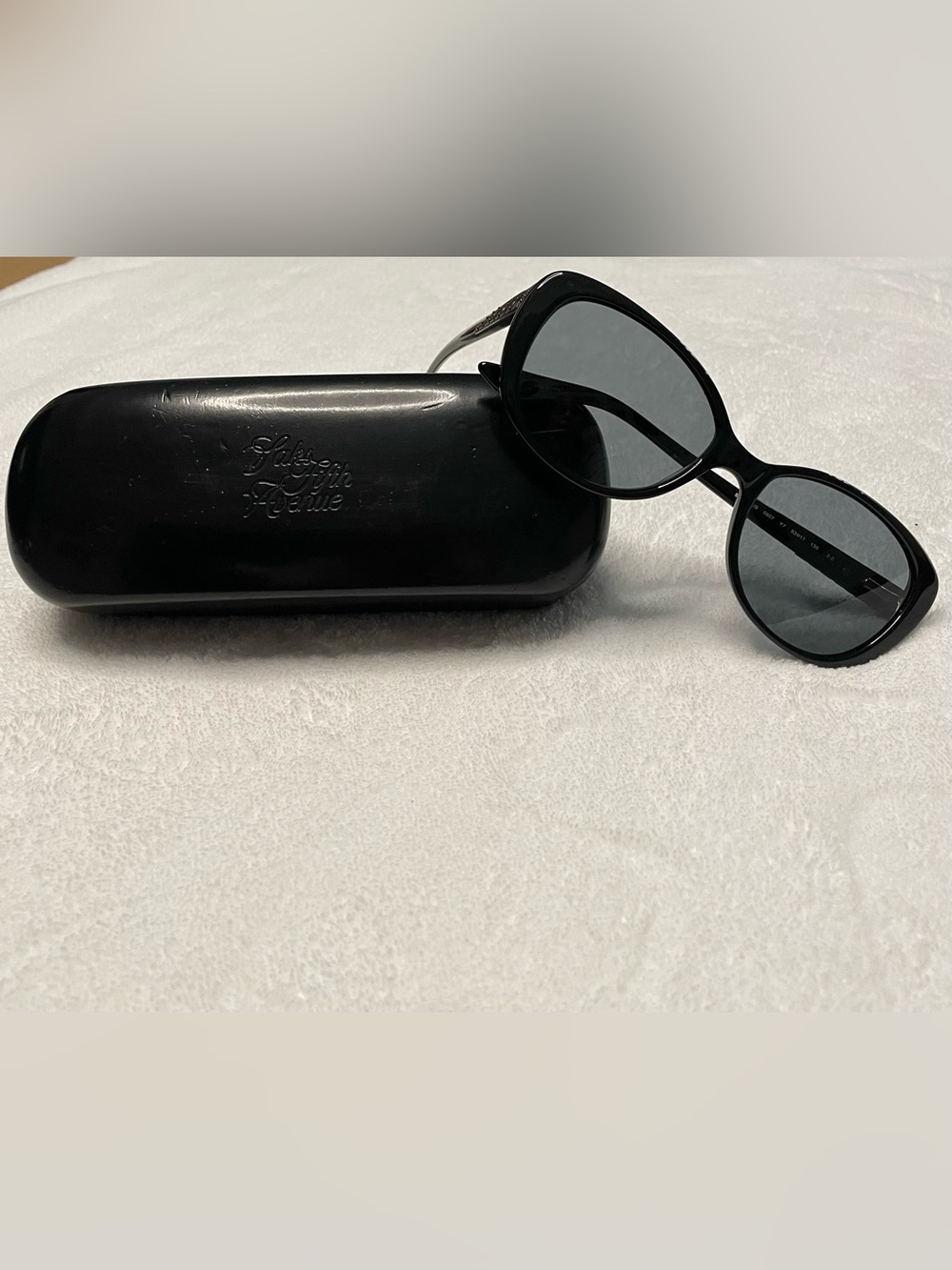 Stylish Saks Fifth Avenue Black Oval Women's Sunglasses w/ Case.